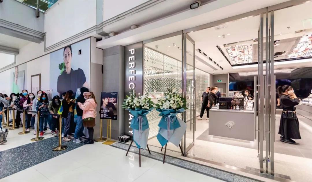 单店月均客流超10万/营收超百万，完美日记新零售店有何不同丨美妆店突变⑥