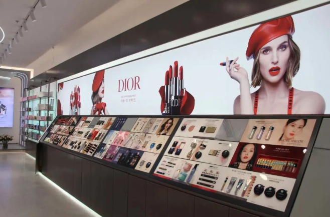 助力线下彩妆生意，底妆成突破口